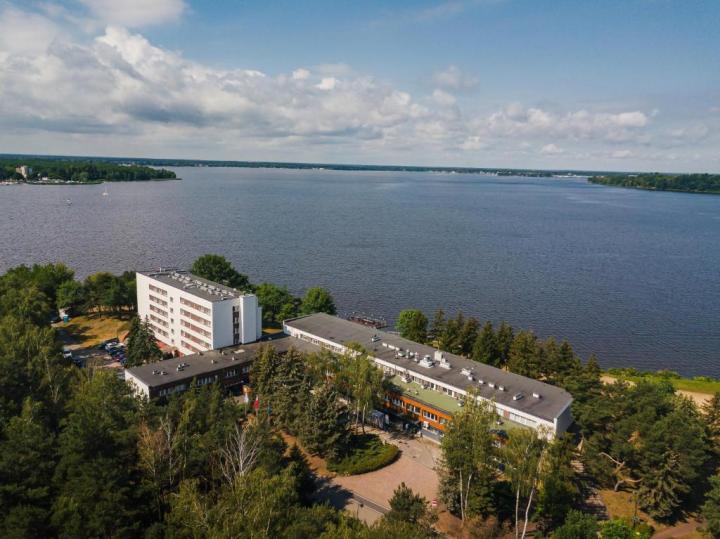 Widok na ośrodek i jezioro